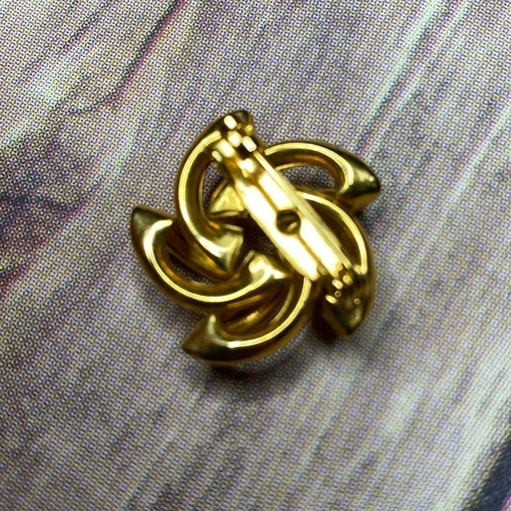 Vintage Gold Tone Pin Brooch Yellow Goldtone Costume Jewelry Classy Classic‎